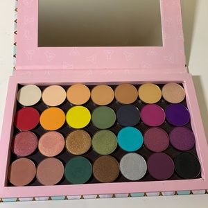 28 single eyeshadows in magnetic palette